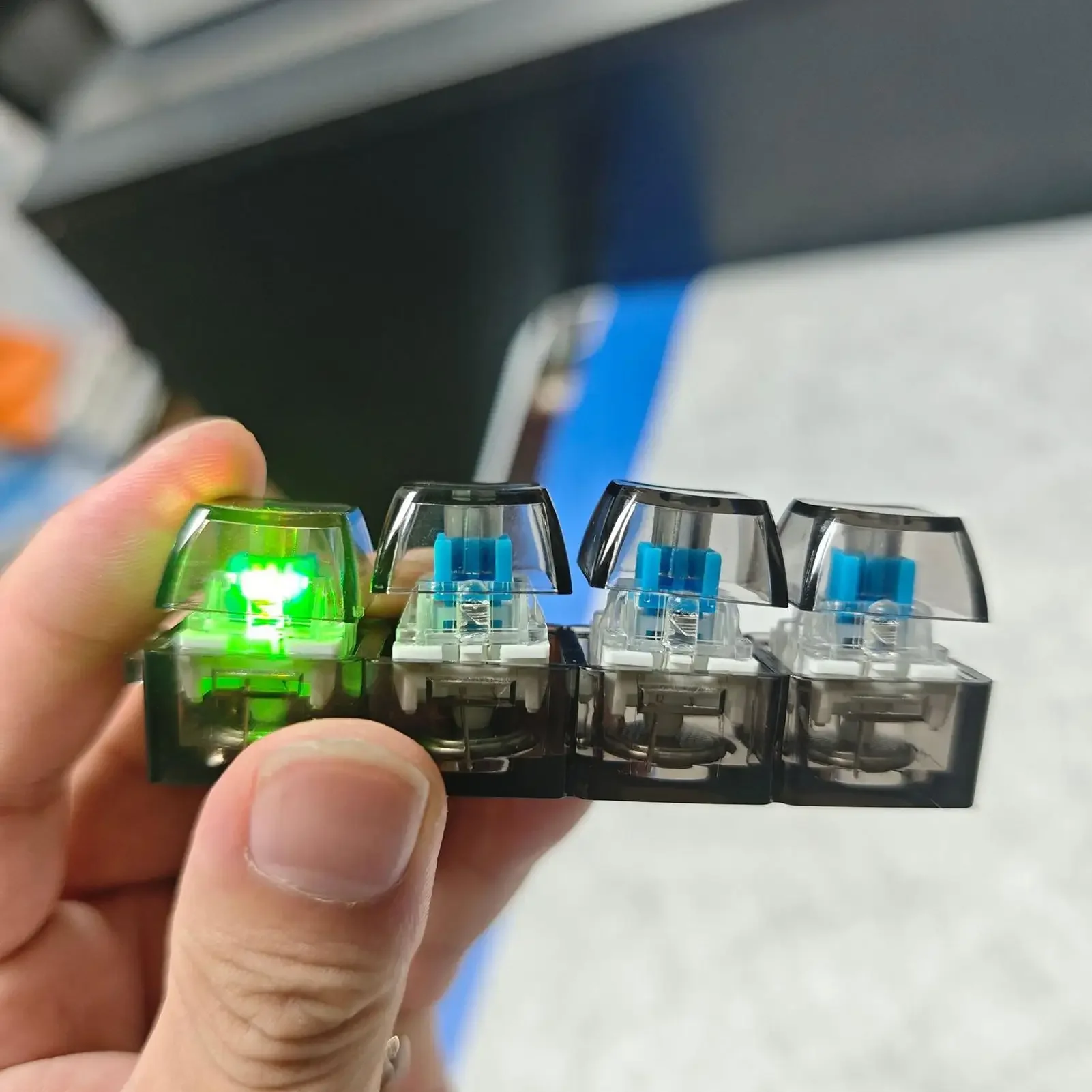 1/2個入り LEDキーボードキーキャップ ストレス解消キー - Office Tech And Gadgets のレビューと価格